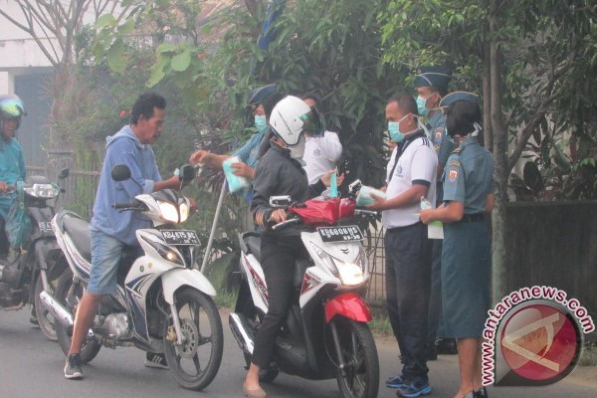 Lantamal XII Pontianak Bagikan Masker di Jeruju