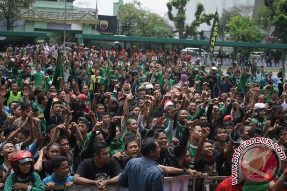 Sepak Bola - Ribuan Suporter Sambut Kepulangan Psms Medan 