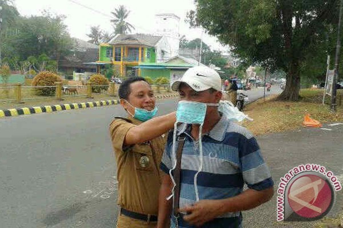 Dinkes Lingga Bagikan Masker kepada Masyarakat