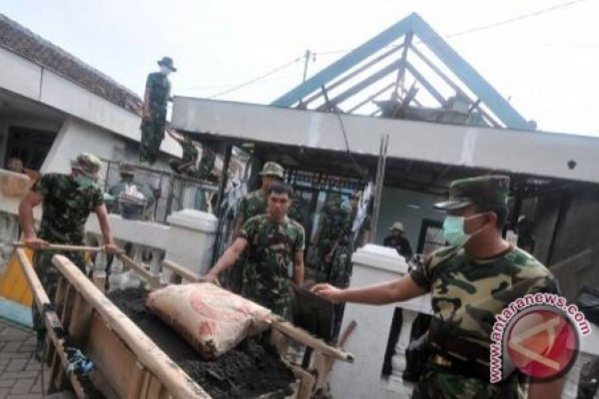 TNI Bedah Rumah Warga Jumo Temanggung