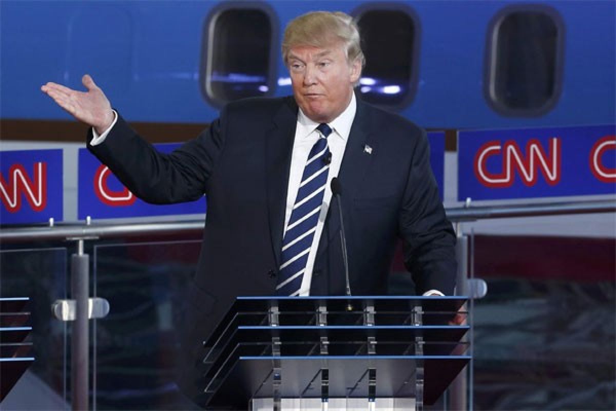 Donald Trump dikeroyok calon-calon lain