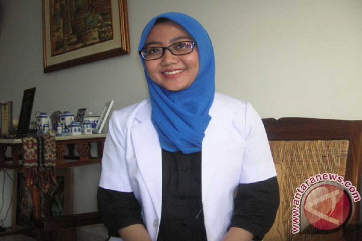 Seorang Wanita Sukabumi Sukses Jadi Dokter Termuda 