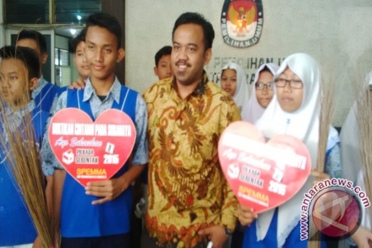 Siswa Surabaya Dukung KPU Dengan Sapu Lidi