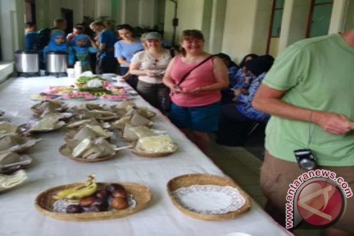 Pemkot Malang Suguhi Turis Asing Nasi Pecel