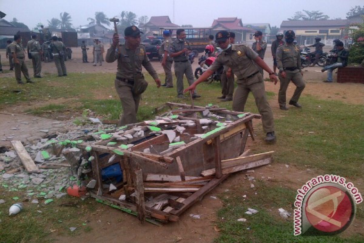 Satpol PP Ketapang Bongkar Lapak Pedagang Sepakat