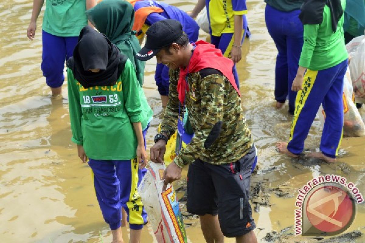 Ratusan Pelajar Bersihkan Sampah di Sungai Sekayam