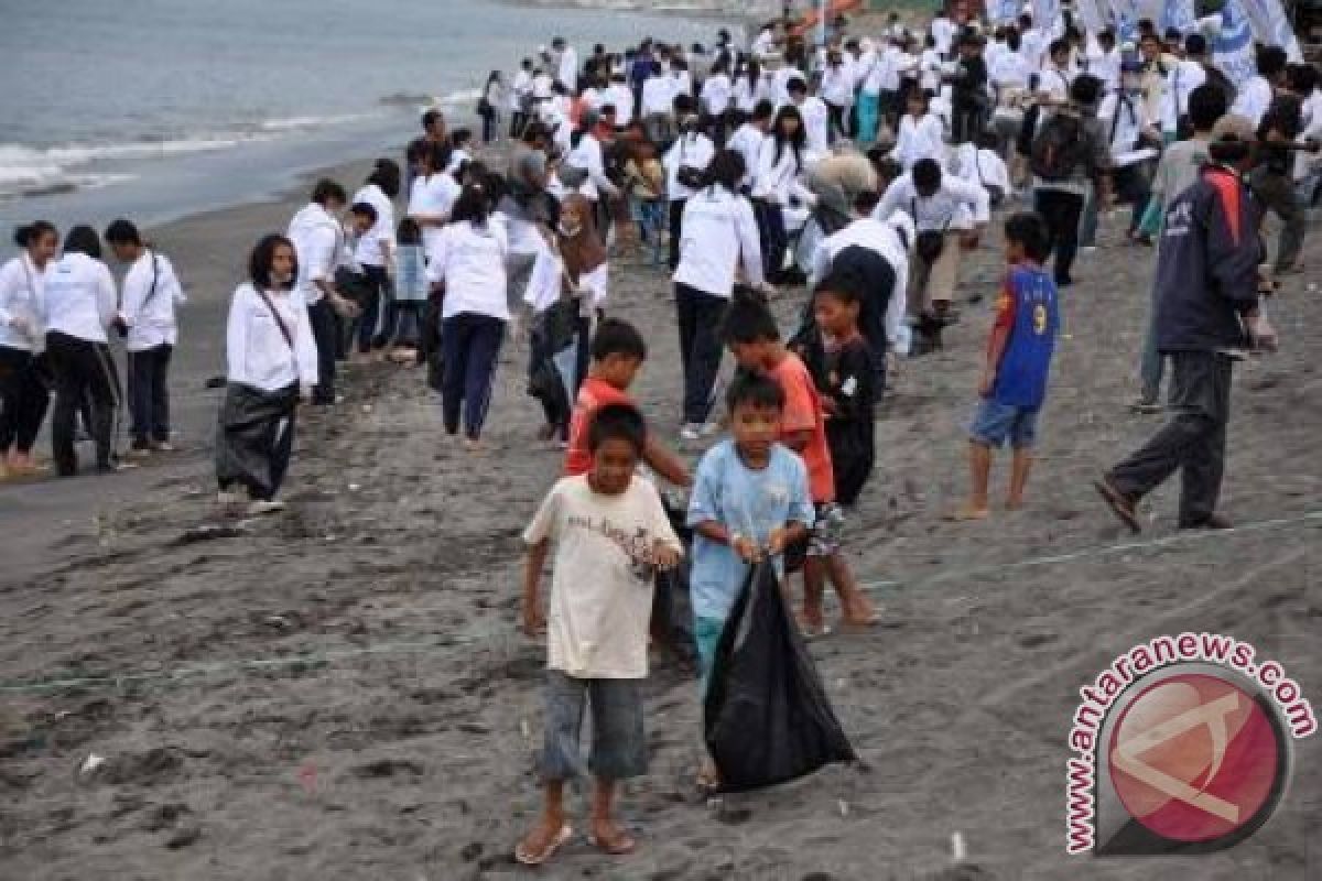 Wartawan NTB bersih pantai jelang pergantian tahun