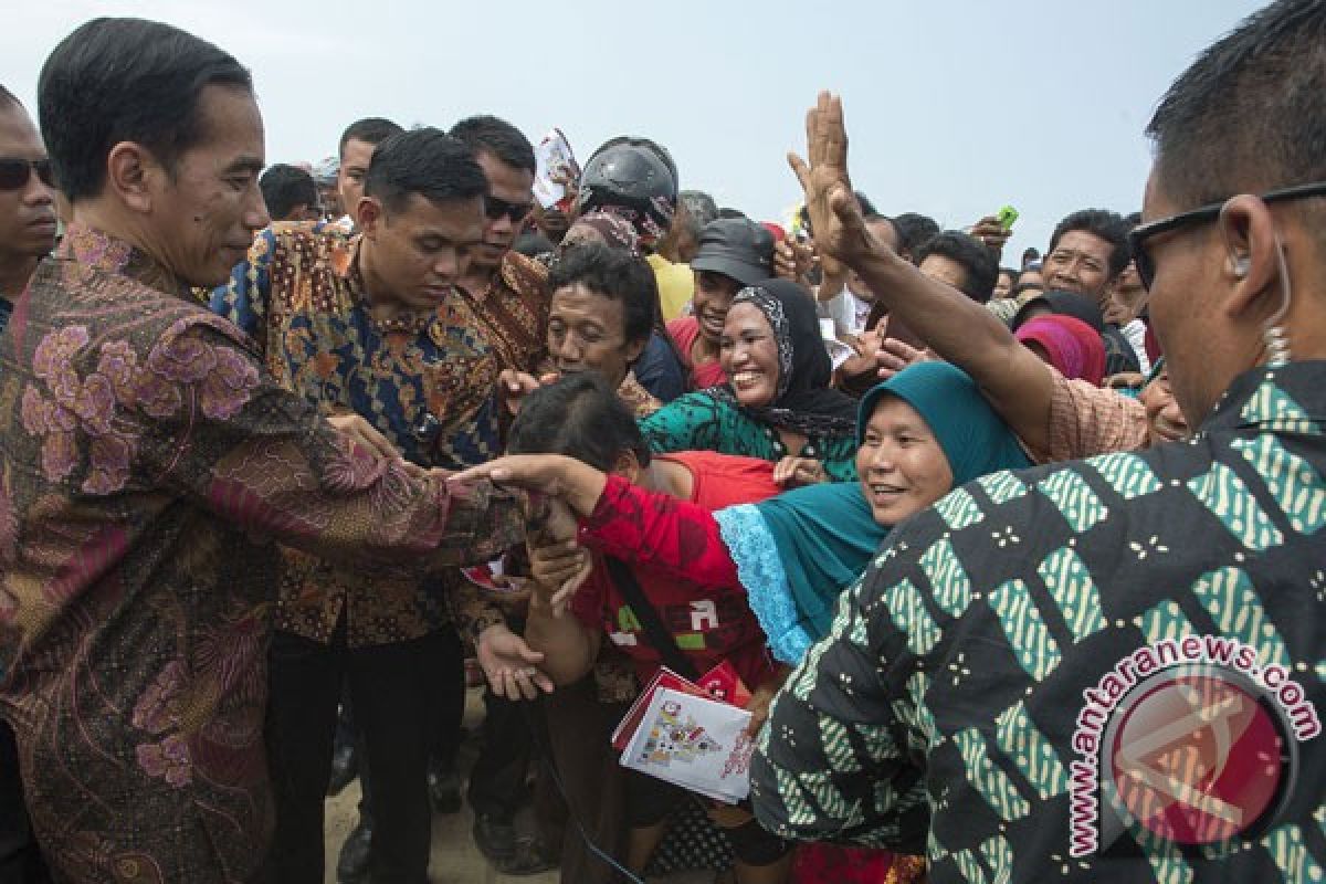 Presiden bagikan sembako di gang-gang sempit Wonosobo