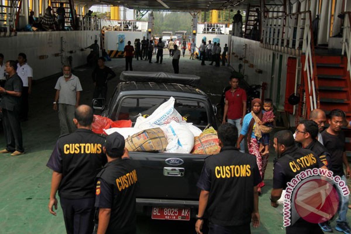Aceh`s customs and excise destroys 16 tons of illegal sugar