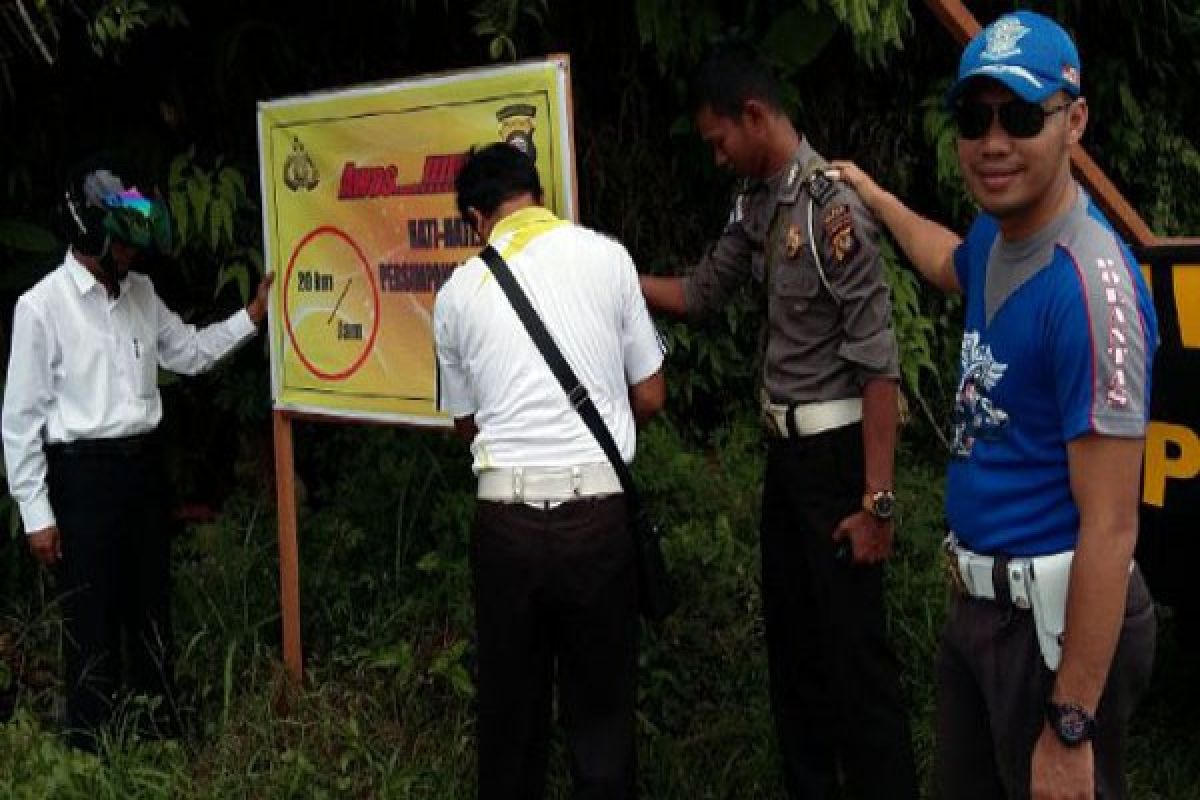 Polantas Entikong Pasang Rambu Peringatan Jalan Raya