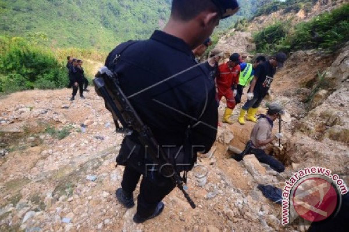 Puluhan penambang emas di Sulut masih tertimbun