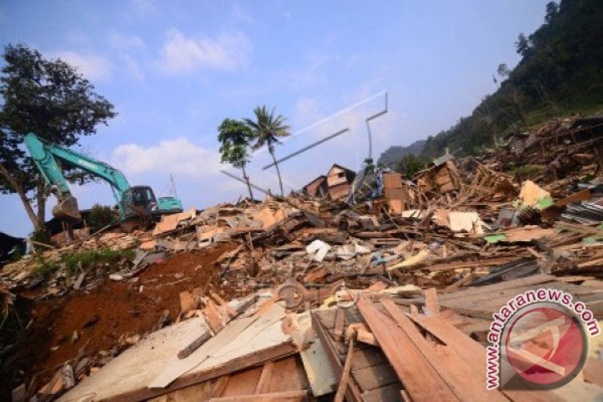 Anggota Basarnas Kesulitan Evakuasi Penambang Dari Lubang