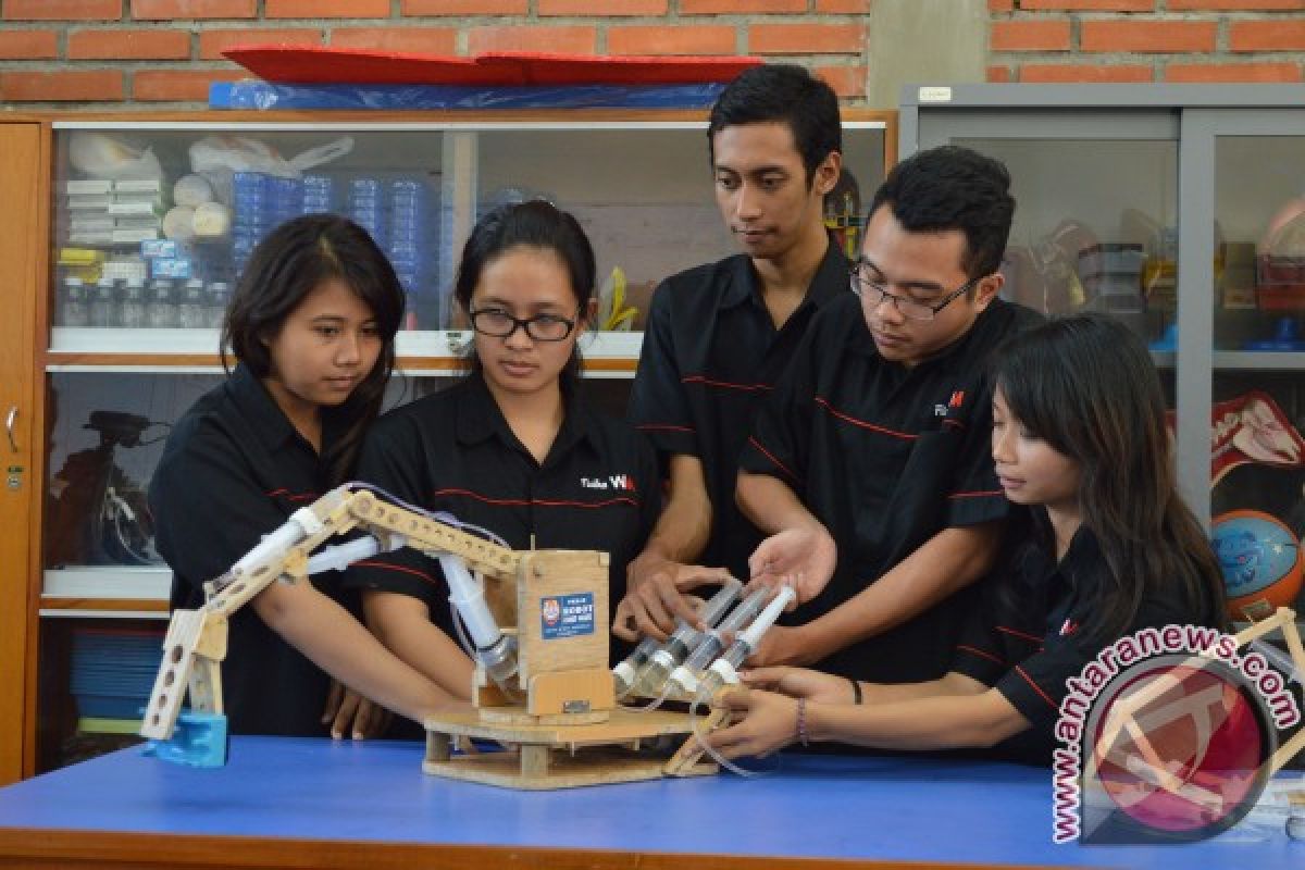 Mahasiswa UKWM Surabaya Ciptakan Robot Hidrolik ‘Handmade’