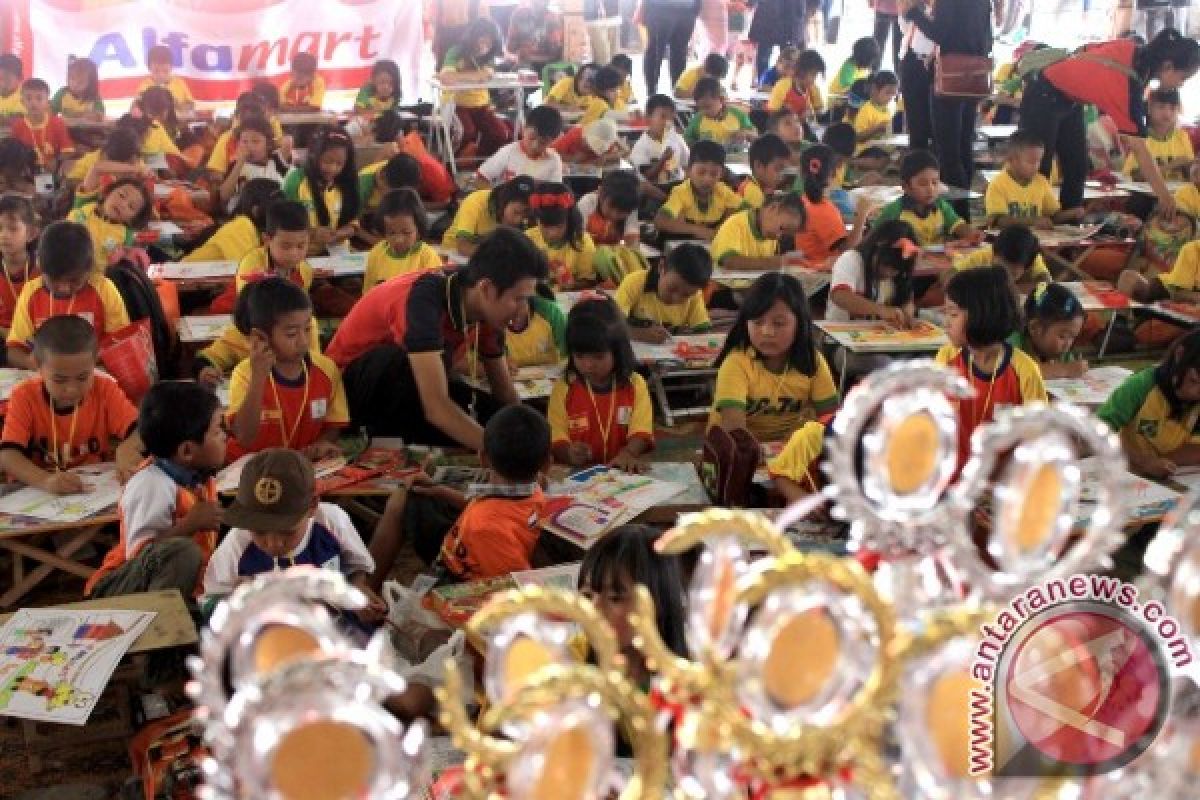 Hibur Anak Sinabung, Alfamart Gelar Lomba Mewarnai