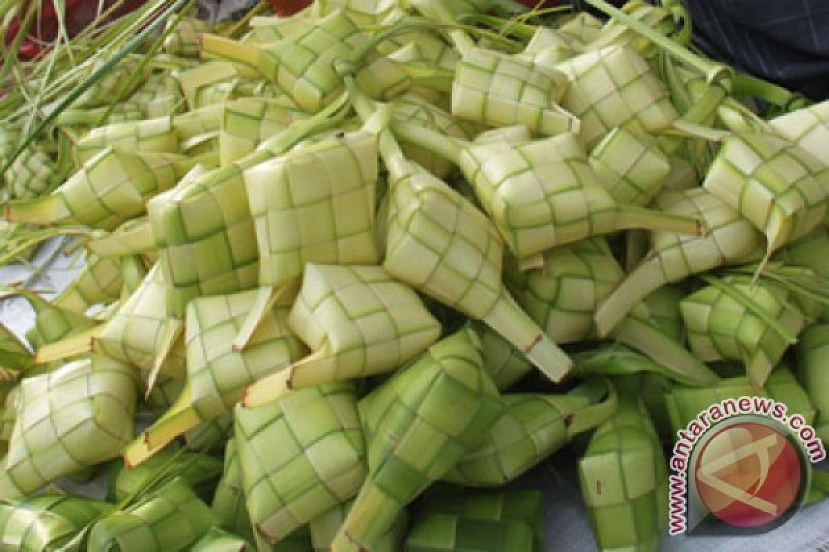 Penjual selongsong ketupat bermunculan jelang Lebaran