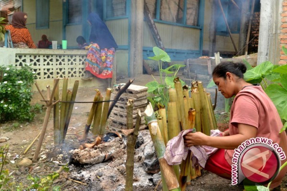 Warga Kuranji "Malamang" Sambut Idul Adha