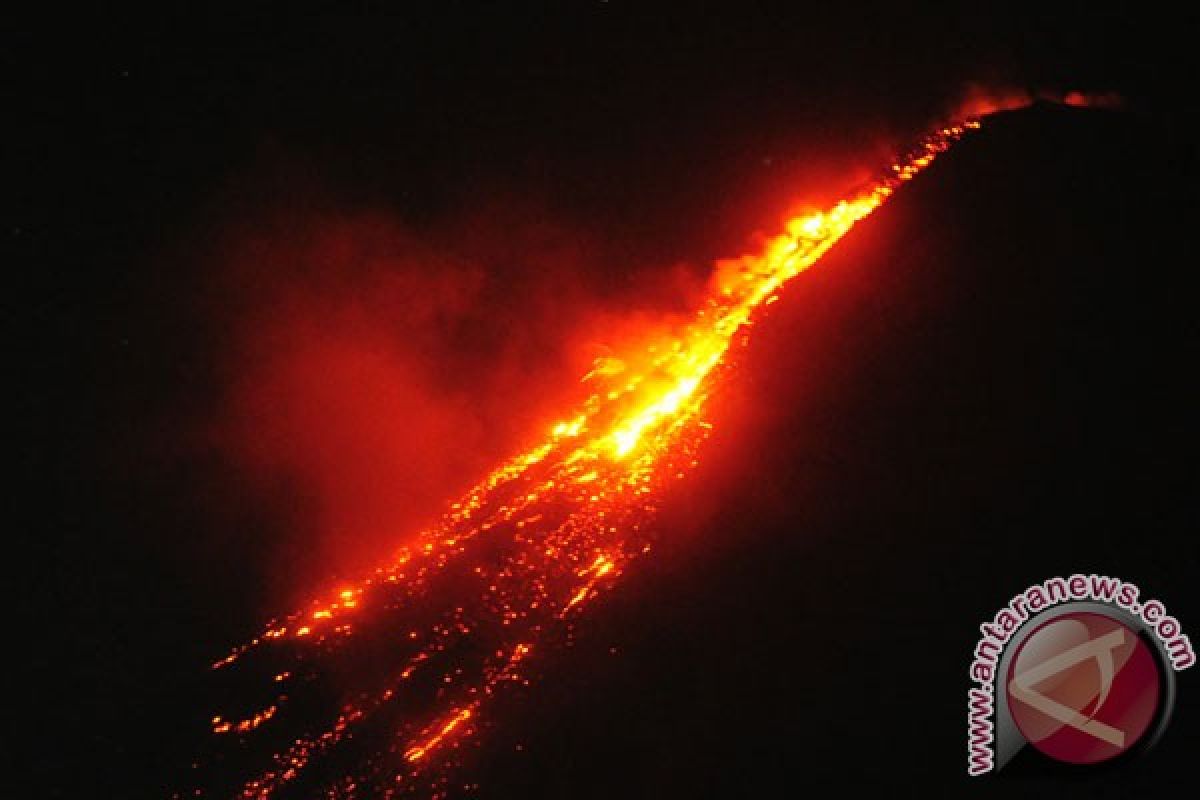 Gunung Karangetang masih luncurkan lava