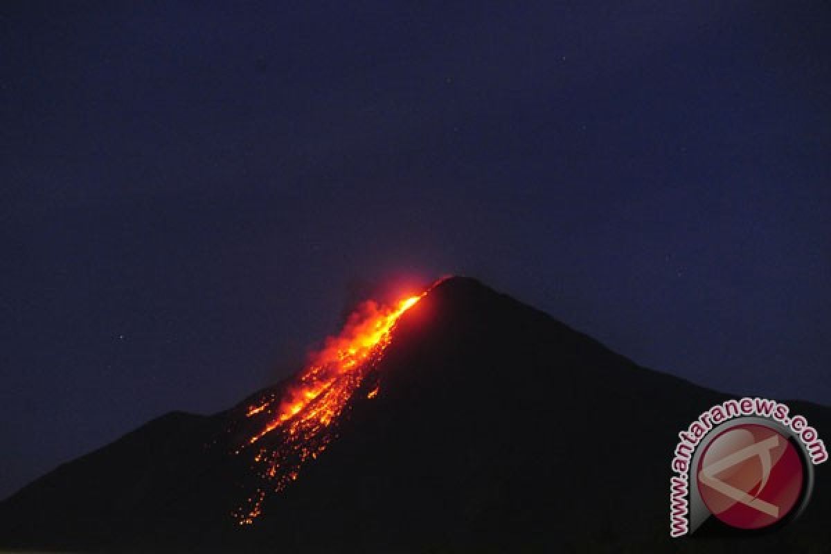 Gunung Karangetang luncurkan lava pijar