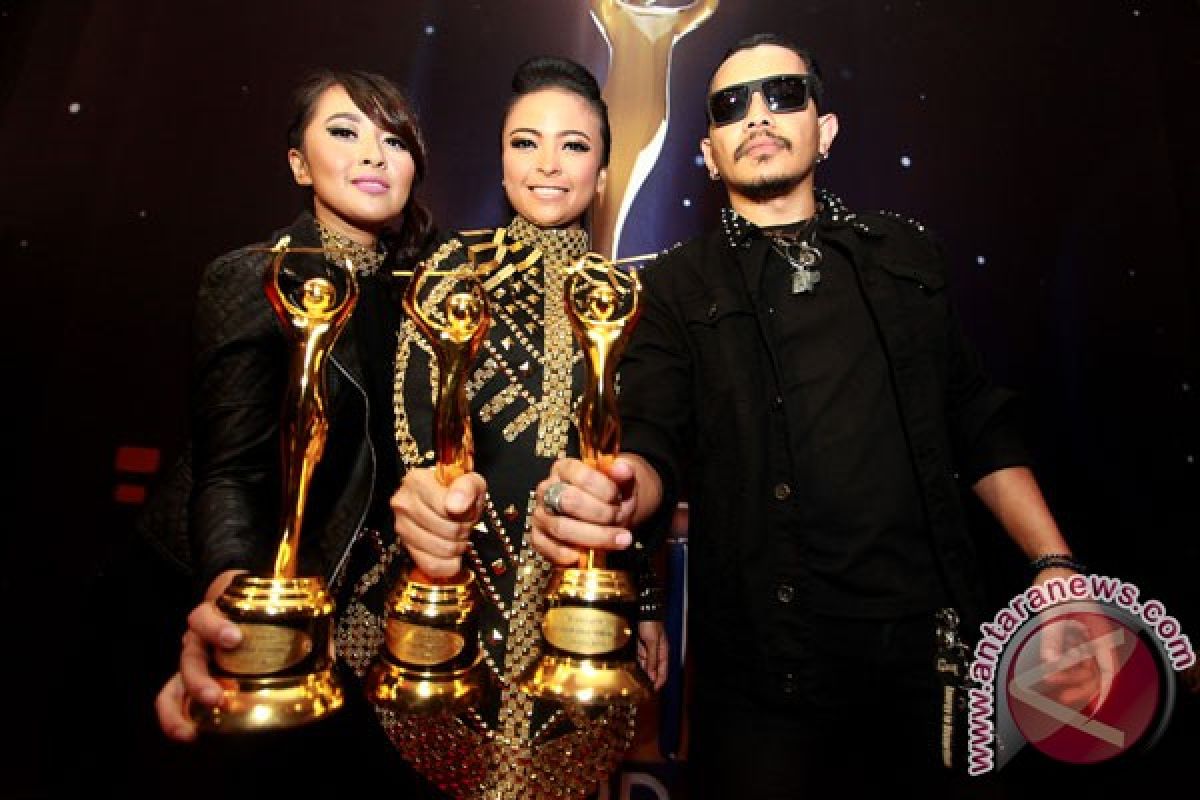 Kotak grup rock terbaik di AMI Awards