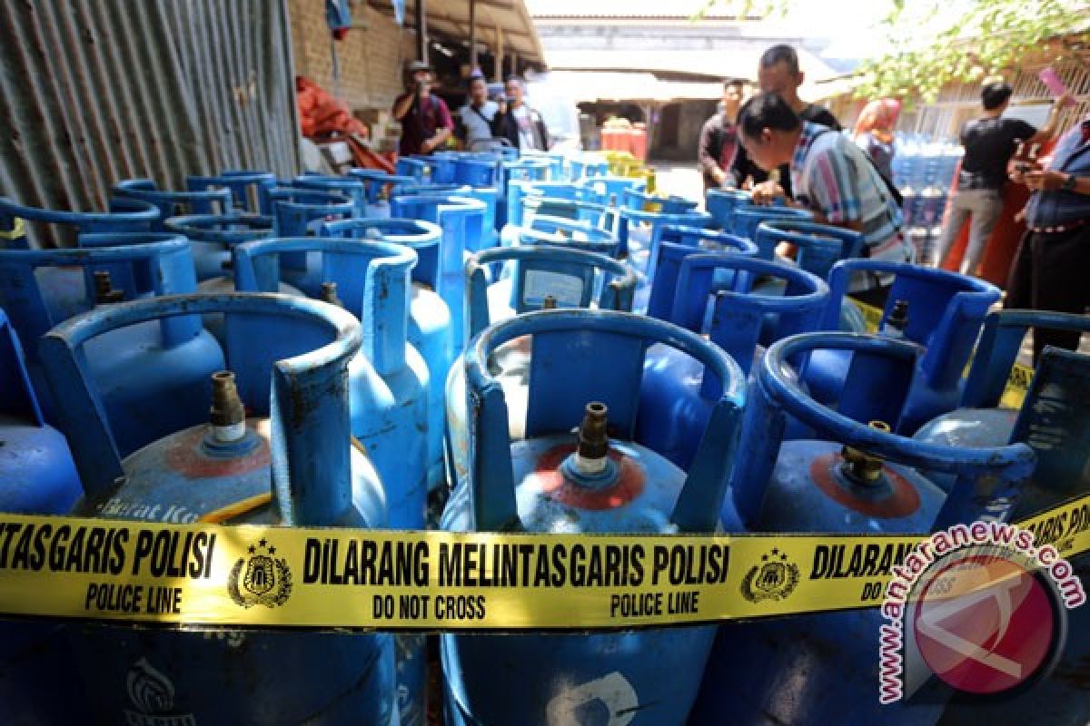 Polisi gerebek gudang penyimpanan gas oplosan