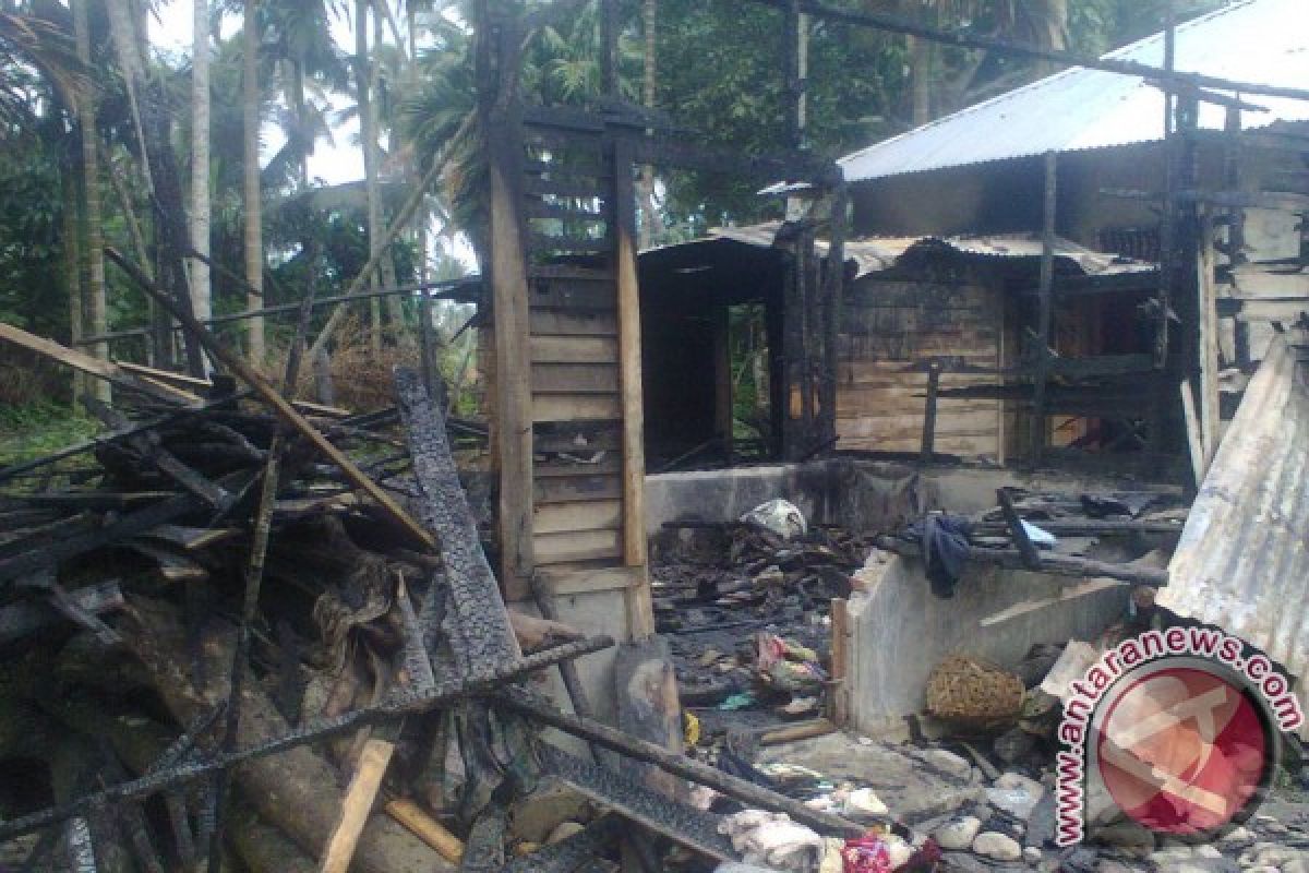 Dua Unit Rumah Di Madina Hangus Terbakar