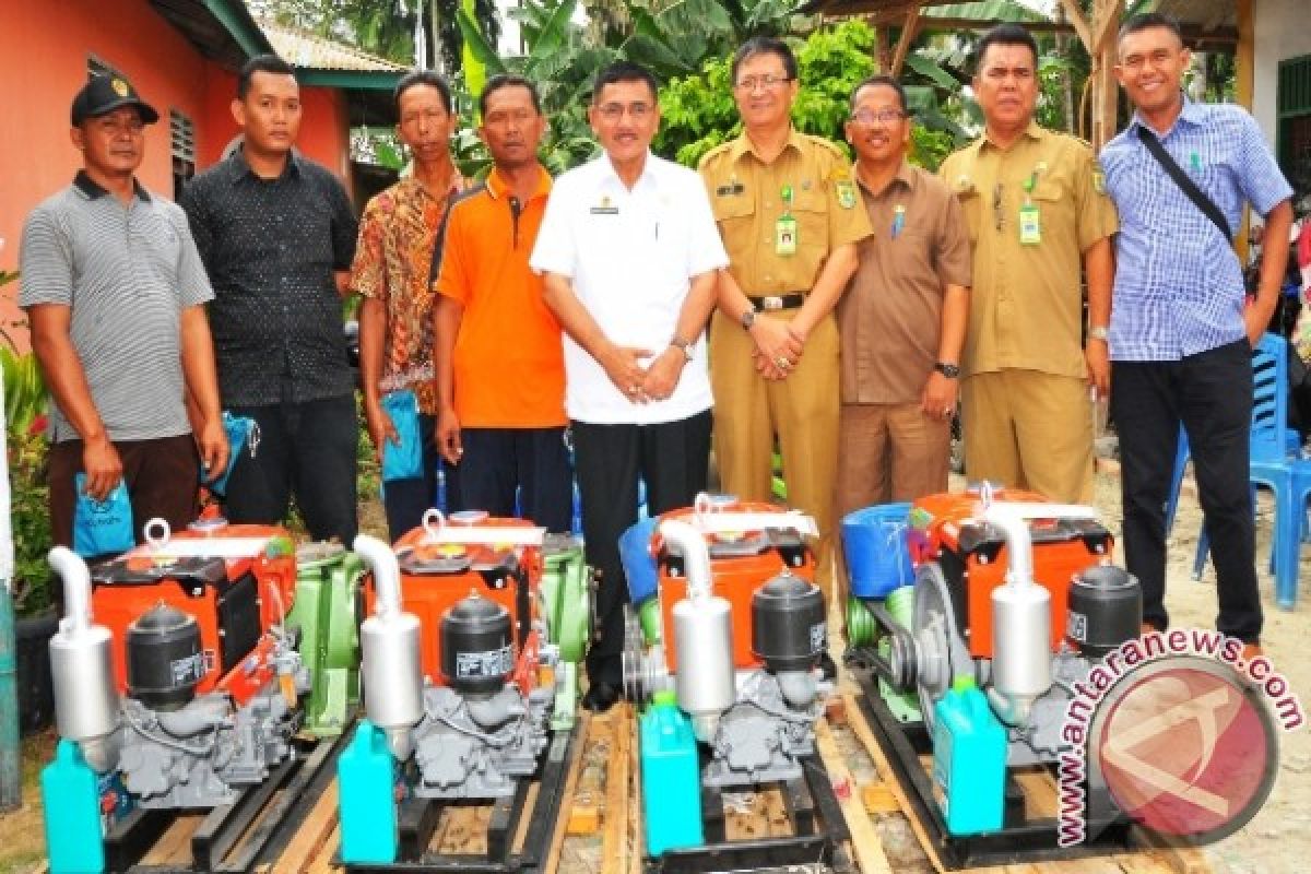 Petani Serdang Bedagai Terima Bantuan Alat Pertanian 