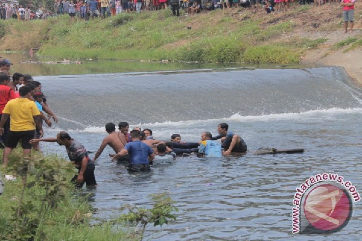 Polisi Selidiki Penemuan Mayat di Sungai Brantas