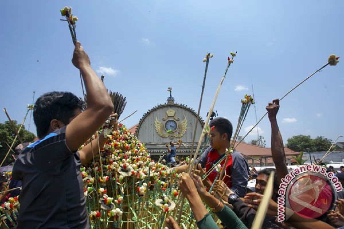 Ribuan warga berebut Gunungan "Grebeg Besar"