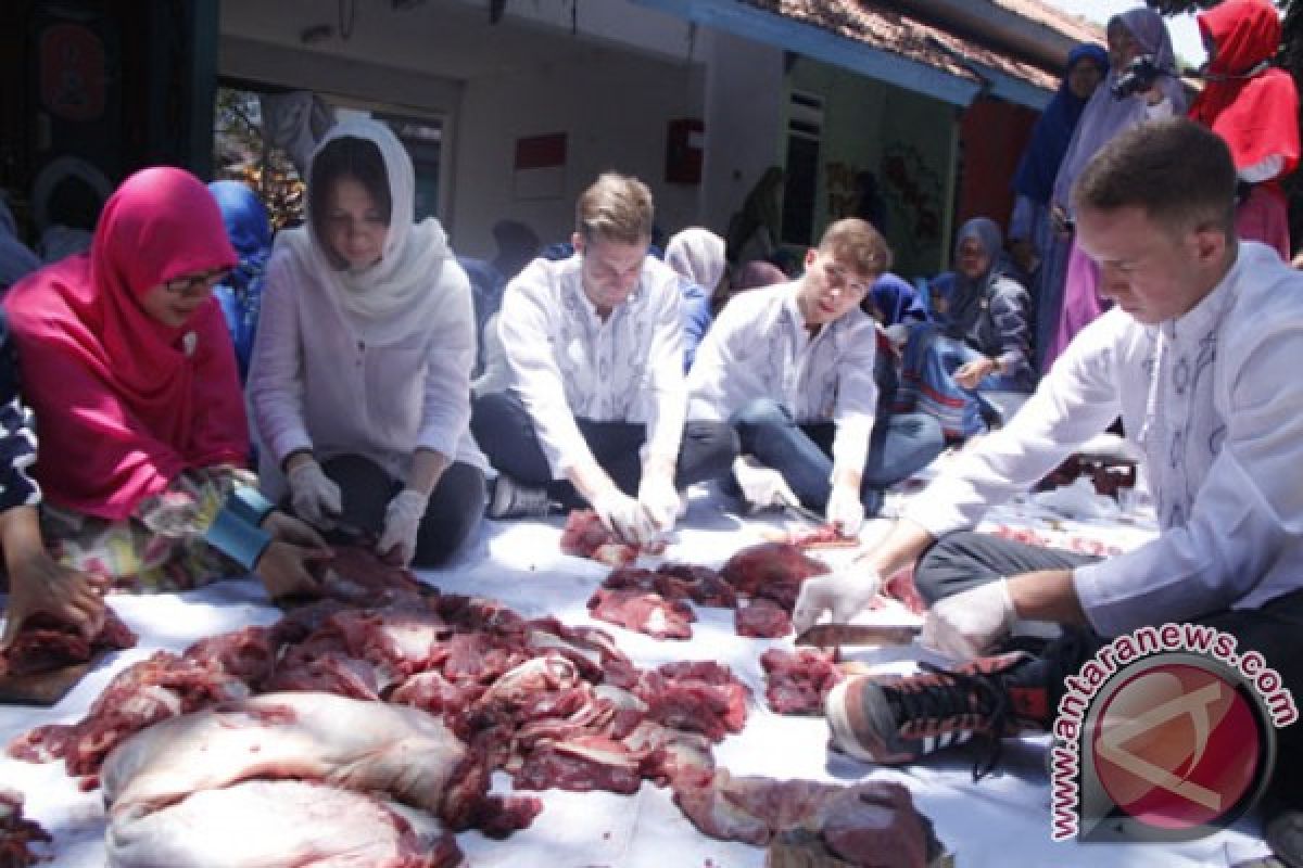 Mahasiswa Eropa Ubaya Ikut Potong Daging Kurban