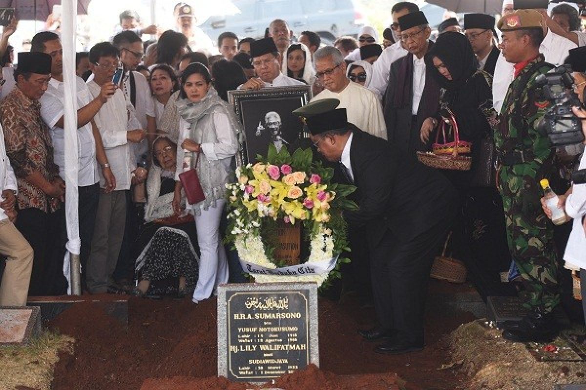 Adnan Buyung dimakamkan secara militer