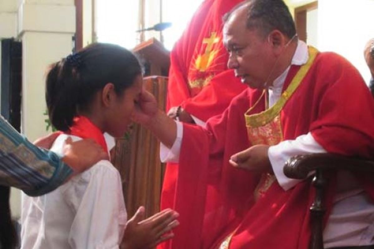 Ratusan Umat di Muntilan Terima Sakramen Krisma