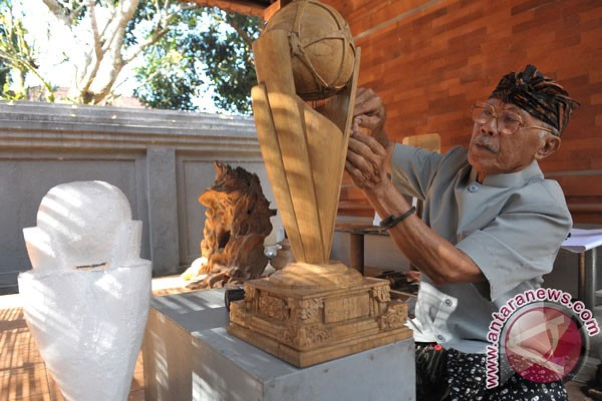 Bagus Lasem pembuat tropi Piala Presiden