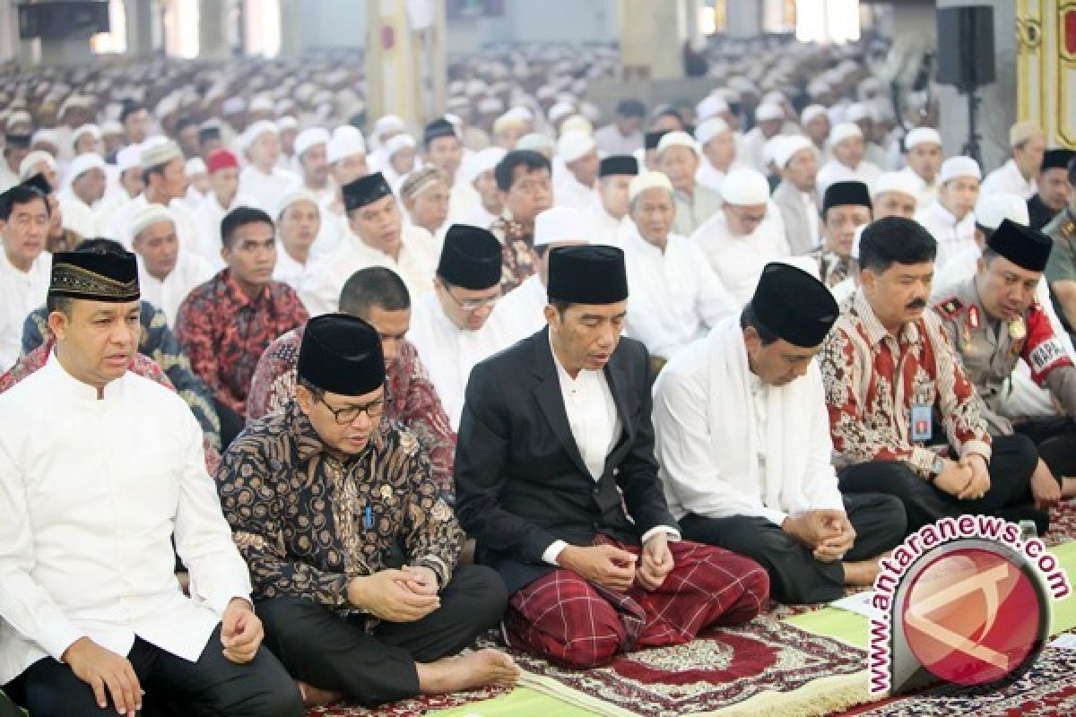 Jokowi Prayed Eid in Martapura