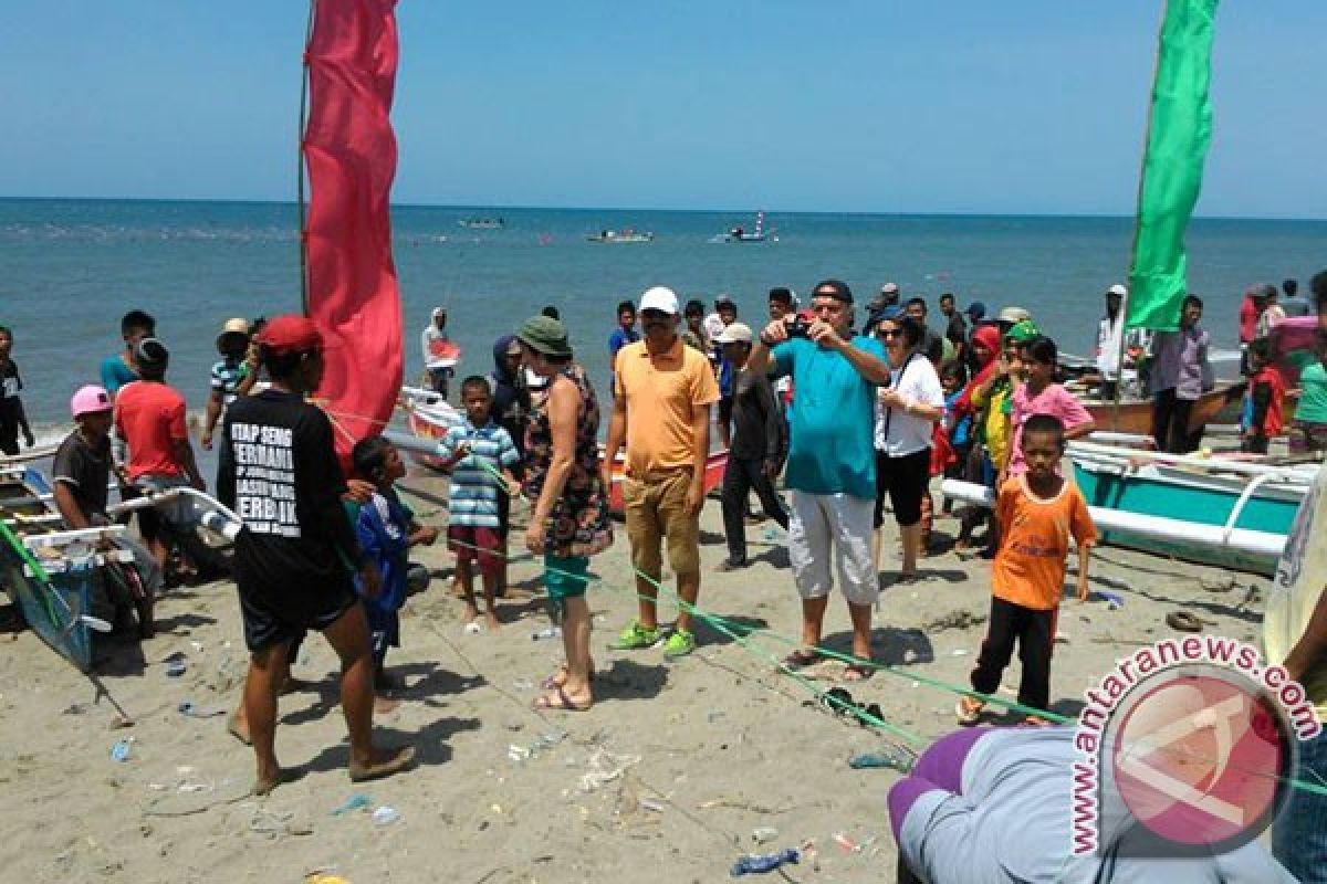Lomba perahu tempel di Papan Loe Bantaeng