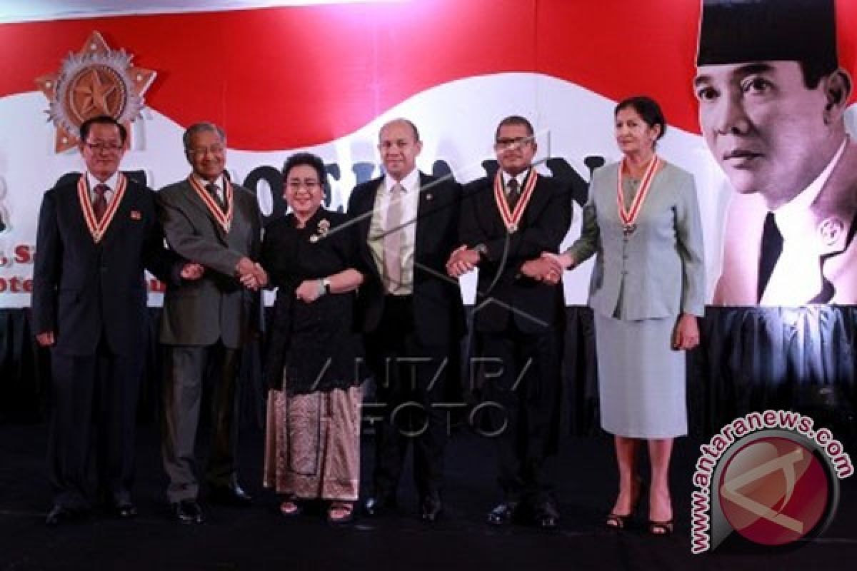 Four World Leaders Receive Star Of Soekarno Award