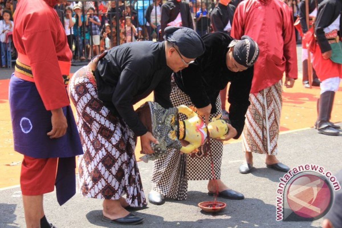 Saparan Bekakak terbaik Kirab Pelangi Budaya Bumi Merapi 