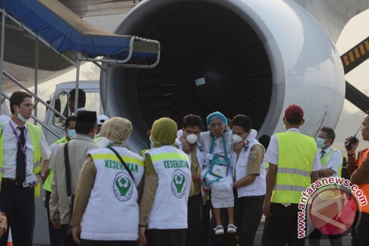 Jemaah haji sujud syukur tiba di Tanah Air