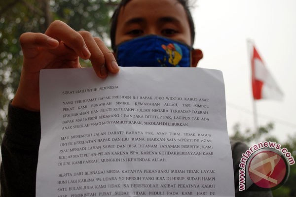 Puluhan siswa belajar di kelas layaknya kandang