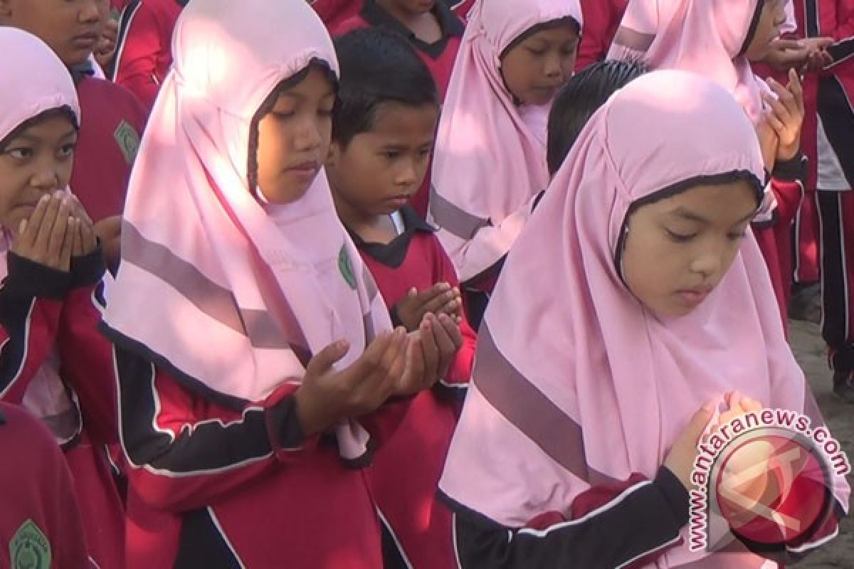 Murid MI Doa Bersama Untuk Korban Mina