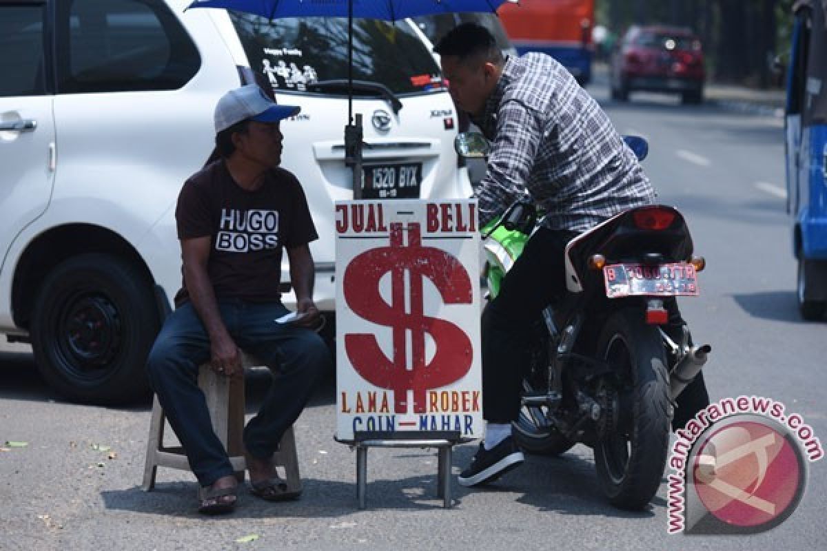 Dolar AS Berfluktuasi di Tengah Data yang Bervariasi