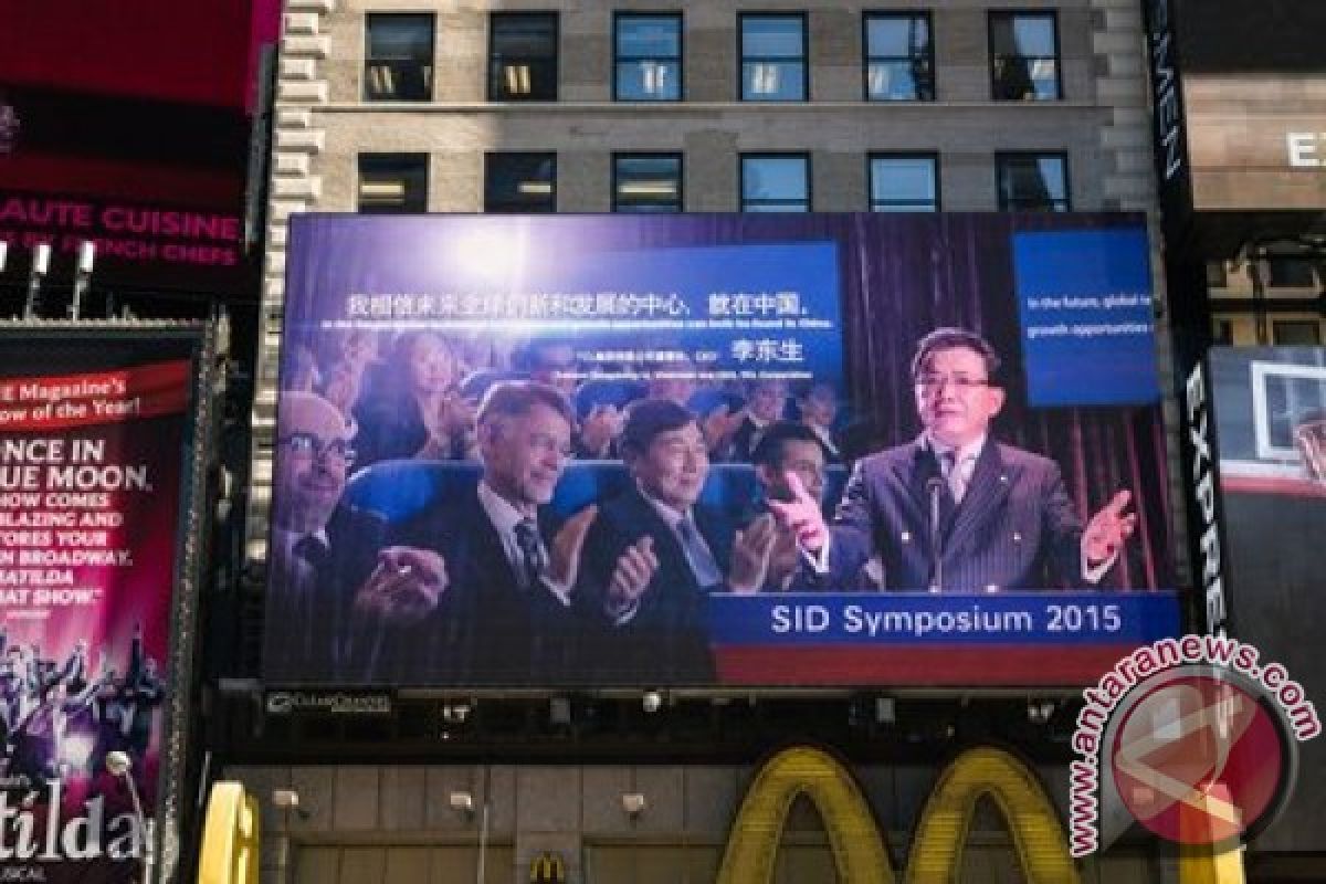 TCL Boosts Brand Recognition with a Promotional Film Displayed on the Screen Overlooking Times Square