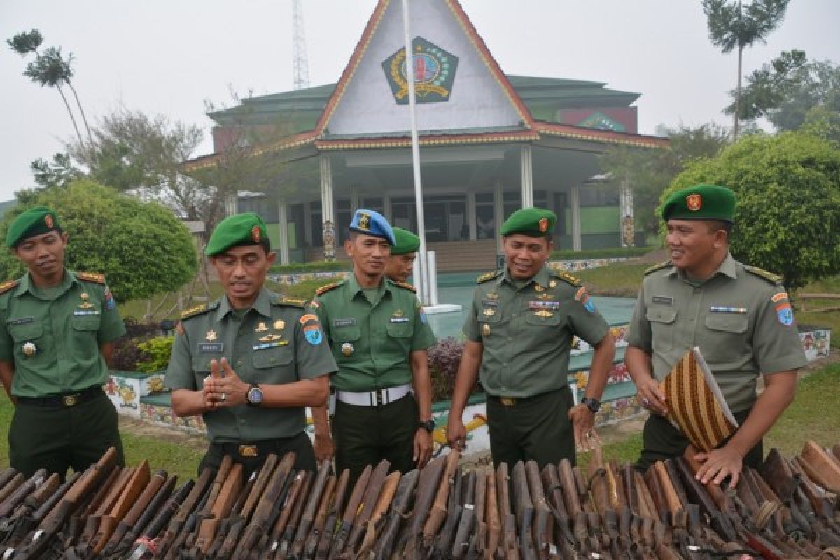 Kasrem 121/Abw Gelar Senpi Rakitan dari Masyarakat 