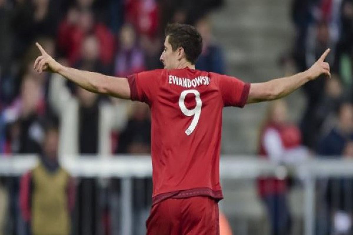 Lewandowski cetak tiga gol