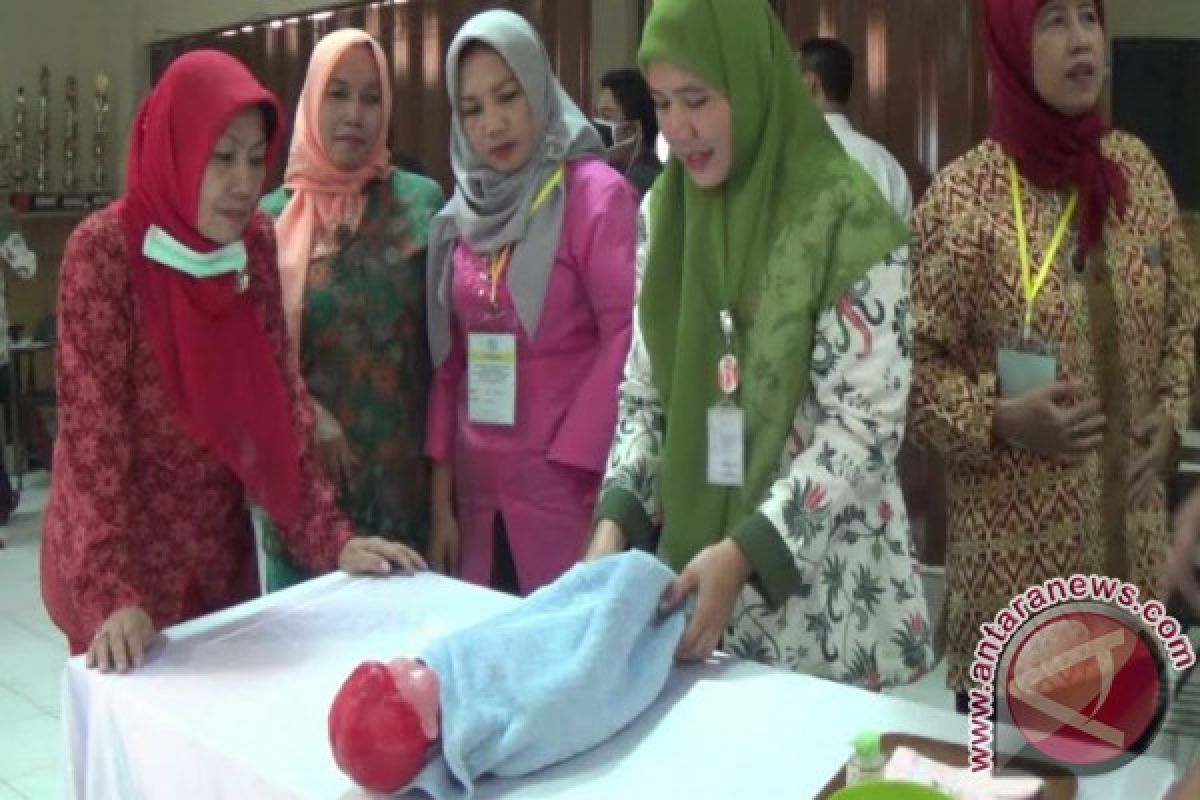 Dokter: pijat bayi bermanfaat bagi kesehatan