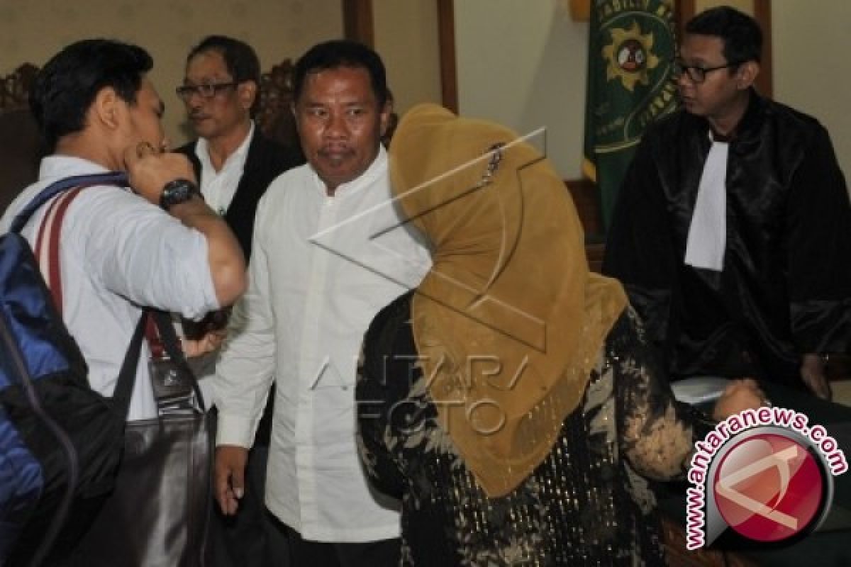 Hakim vonis Bupati Lombok Barat empat tahun penjara