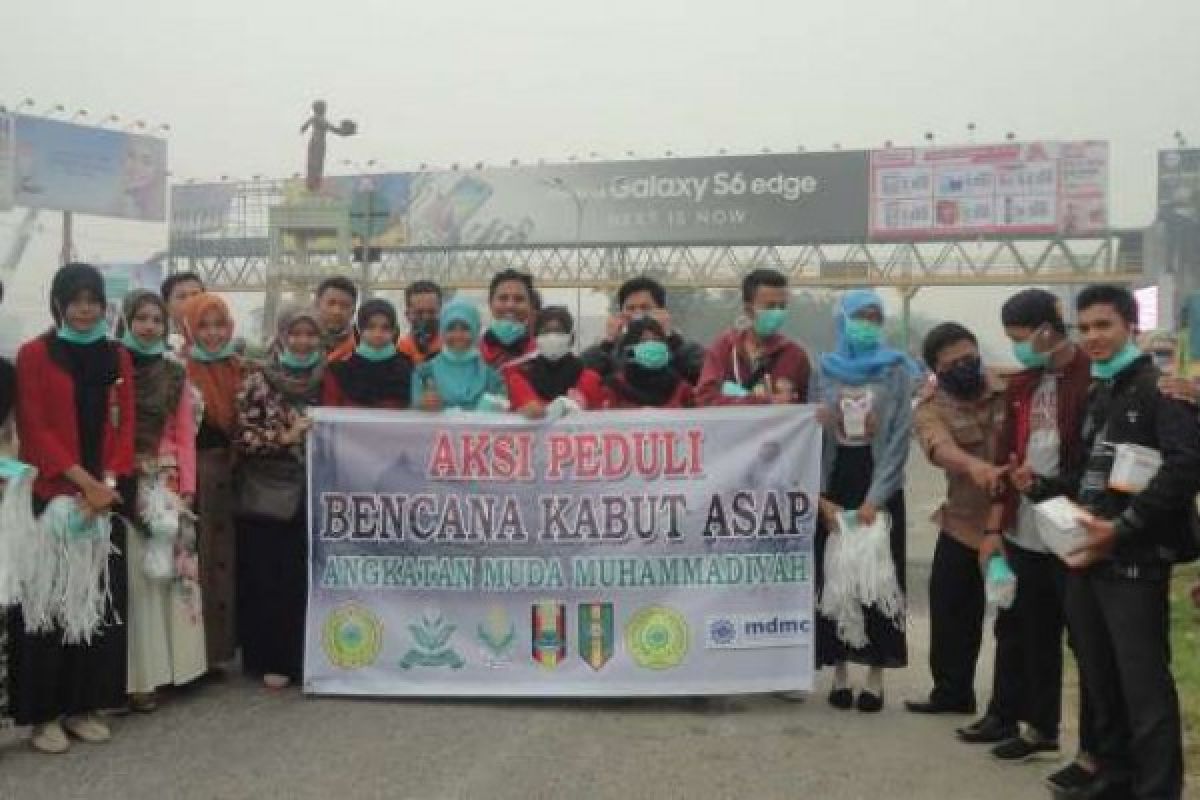 Peduli Bencana Kabut Asap AMM Riau Bagikan 10.000 Masker