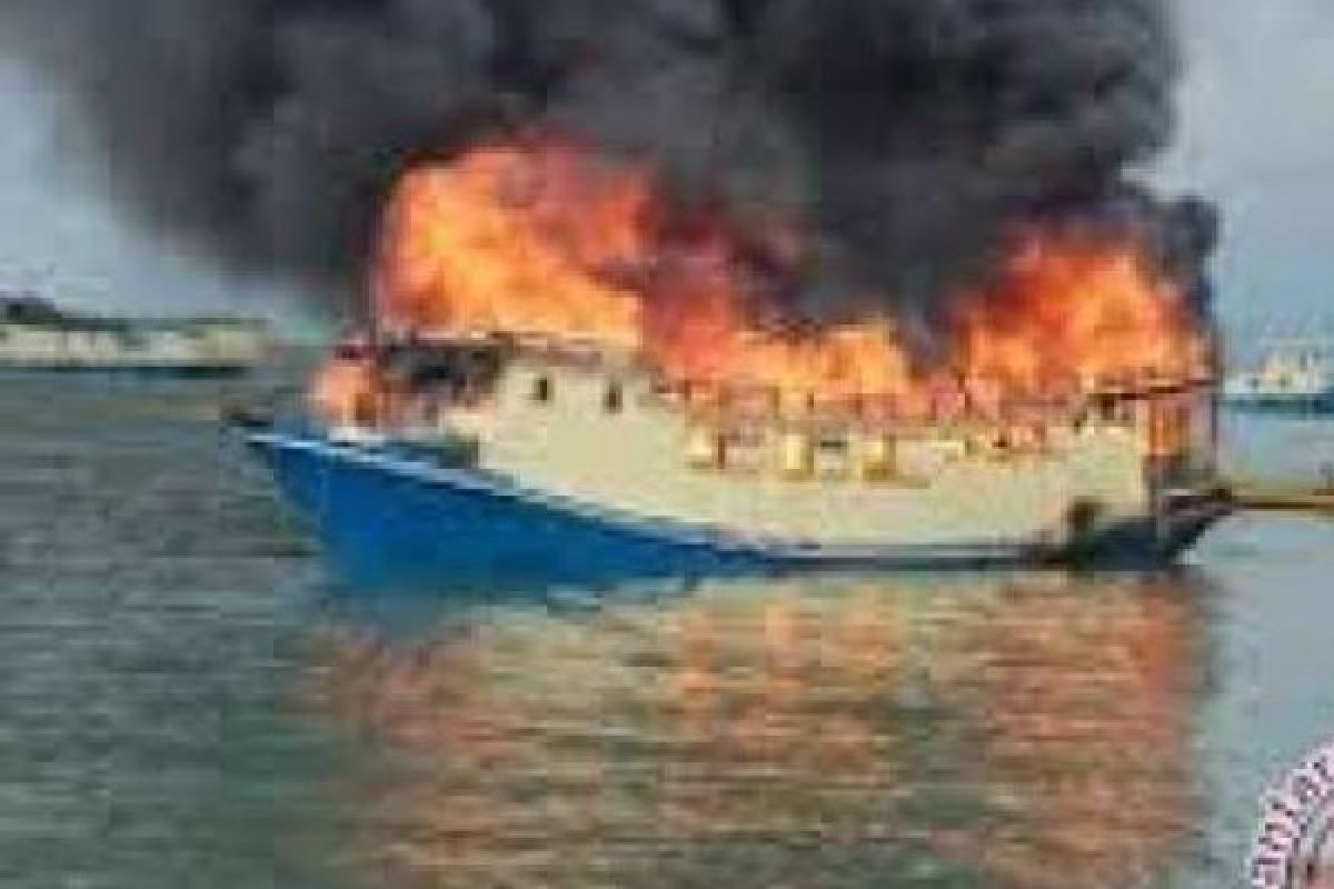 Kapal Sembako Pengusaha Bengkalis Terbakar