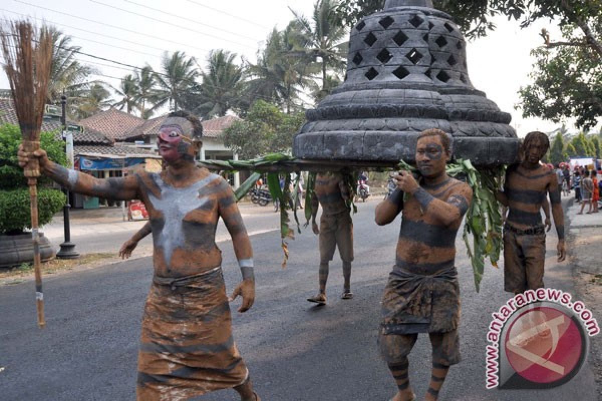 116 grup kesenian rakyat kirab Ruwat-Rawat Borobudur