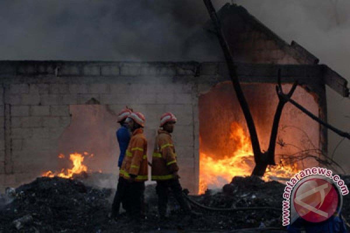 Pabrik makanan ringan di Lampung Selatan terbakar