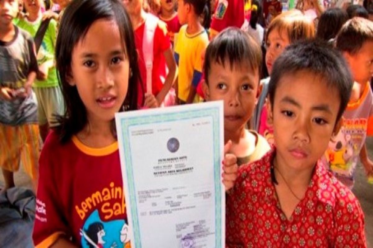 Disdukcapil Biak Numfor distribusi akta kelahiran warga 10 kampung